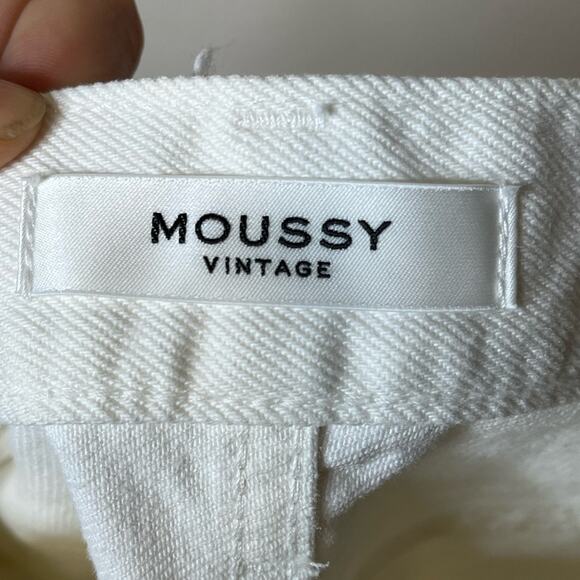 MOUSSY VINTAGE White Wagoner Straight Jeans Distressed Raw Hem Size 26 - Picture 8 of 10